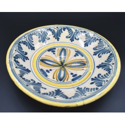 Plato con Cruz y puntilla berain Talavera siglo XVIII