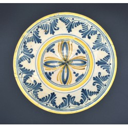 Plato con Cruz y puntilla berain Talavera siglo XVIII