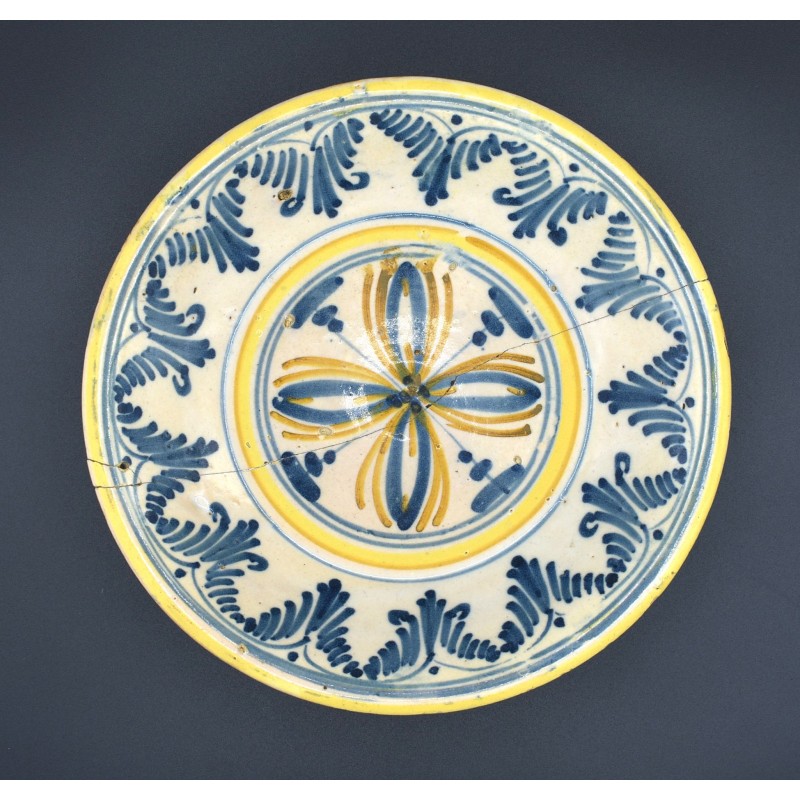Plato con Cruz y puntilla berain Talavera siglo XVIII