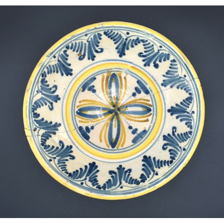 Plato con Cruz y puntilla berain Talavera siglo XVIII