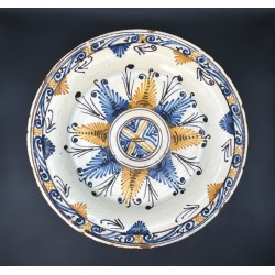 Plato grande cerámica Tricolor Talavera siglo XVII