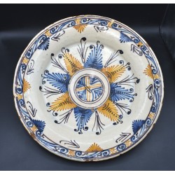 Plato grande cerámica Tricolor Talavera siglo XVII