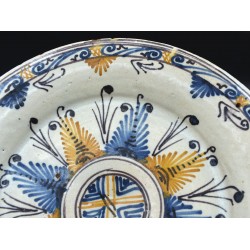 Plato grande cerámica Tricolor Talavera siglo XVII