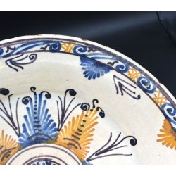 Plato grande cerámica Tricolor Talavera siglo XVII