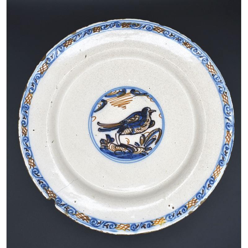 Plato Tricolor Figurativo cerámica de Talavera siglo XVII