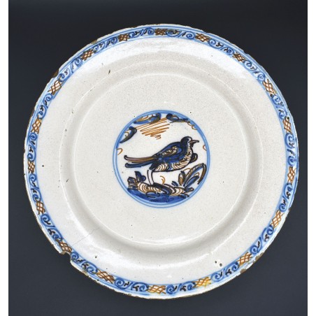 Plato Tricolor Figurativo cerámica de Talavera siglo XVII