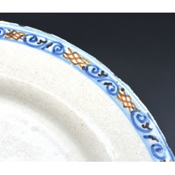 Plato Tricolor Figurativo cerámica de Talavera siglo XVII
