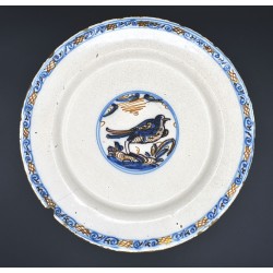 Plato Tricolor Figurativo cerámica de Talavera siglo XVII