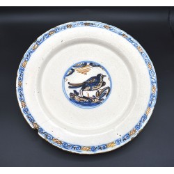 Plato Tricolor Figurativo cerámica de Talavera siglo XVII