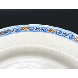 Plato Tricolor Figurativo cerámica de Talavera siglo XVII