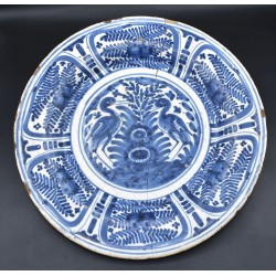 Gran Plato Talavera de Helechos y cigüeñas siglo XVII