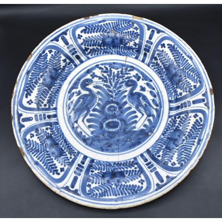 Gran Plato Talavera de Helechos y cigüeñas siglo XVII