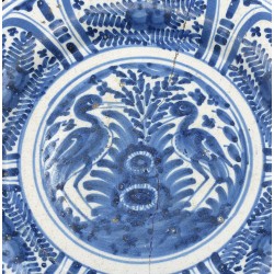 Gran Plato Talavera de Helechos y cigüeñas siglo XVII
