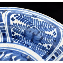 Gran Plato Talavera de Helechos y cigüeñas siglo XVII