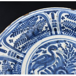 Gran Plato Talavera de Helechos y cigüeñas siglo XVII