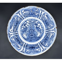 Gran Plato Talavera de Helechos y cigüeñas siglo XVII