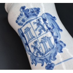 Albarelo de ceramica Talavera con escudo real