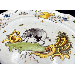 Cerámica de Talavera con jabalí polícromo siglo XVIII