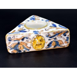Salero triangular tricolor Talavera siglo XVII