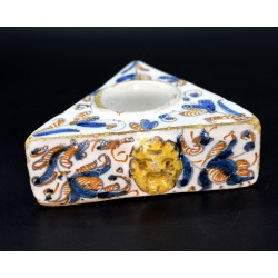 Salero triangular tricolor Talavera siglo XVII