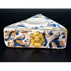 Salero triangular tricolor Talavera siglo XVII