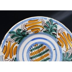 Plato de cerámica de Almazán siglo XVII
