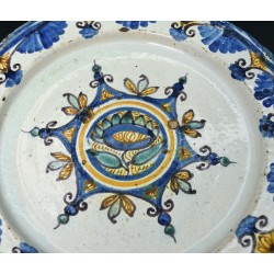 Plato tricolor con flor siglo XVII