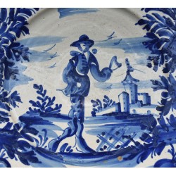 Plato grande faixes con personaje siglo XVIII