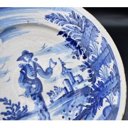 Plato grande faixes con personaje siglo XVIII