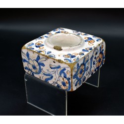 Salero de Talavera cuadrado tricolor s. XVII