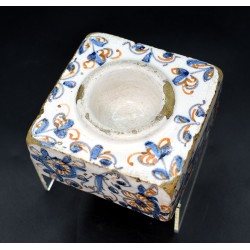 Salero de Talavera cuadrado tricolor s. XVII