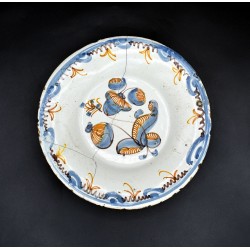 Plato serie tricolor de Almazán siglo XVII