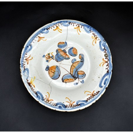 Plato serie tricolor de Almazán siglo XVII