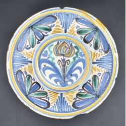 Plato tricolor con Tulipán siglo XVII