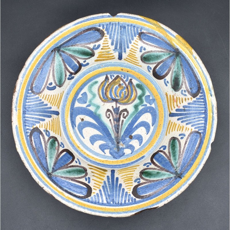 Plato tricolor con Tulipán siglo XVII
