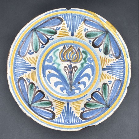 Plato tricolor con Tulipán siglo XVII
