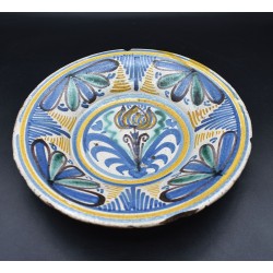 Plato tricolor con Tulipán siglo XVII