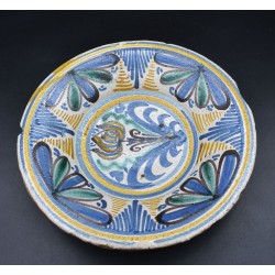 Plato tricolor con Tulipán siglo XVII