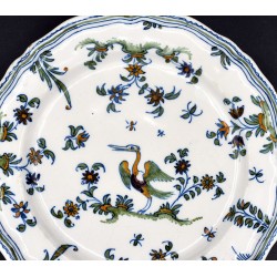 Plato de Moustiers con chinescos siglo XVIII