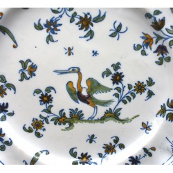 Plato de Moustiers con chinescos siglo XVIII
