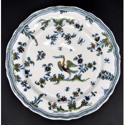 Plato de Moustiers con chinescos siglo XVIII