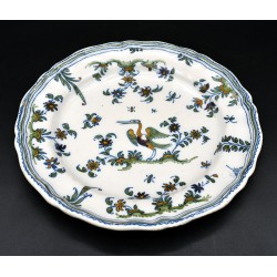 Plato de Moustiers con chinescos siglo XVIII