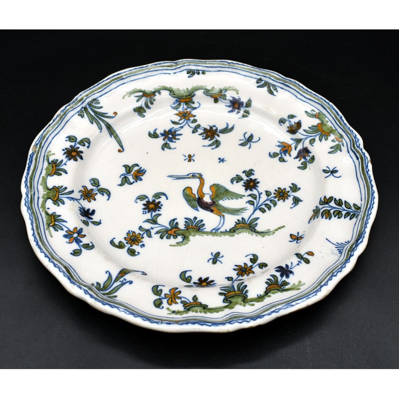 Plato de Moustiers con chinescos siglo XVIII