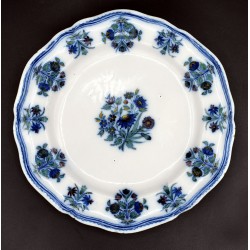 Plato de Moustiers con flor de la patata s. XVIII