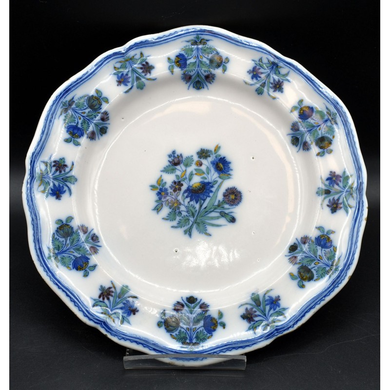 Plato de Moustiers con flor de la patata s. XVIII
