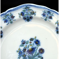 Plato de Moustiers con flor de la patata s. XVIII