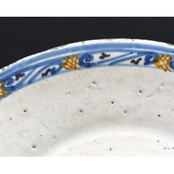 Plato serie Tricolor cerámica de Talavera siglo XVII