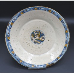 Plato serie Tricolor cerámica de Talavera siglo XVII