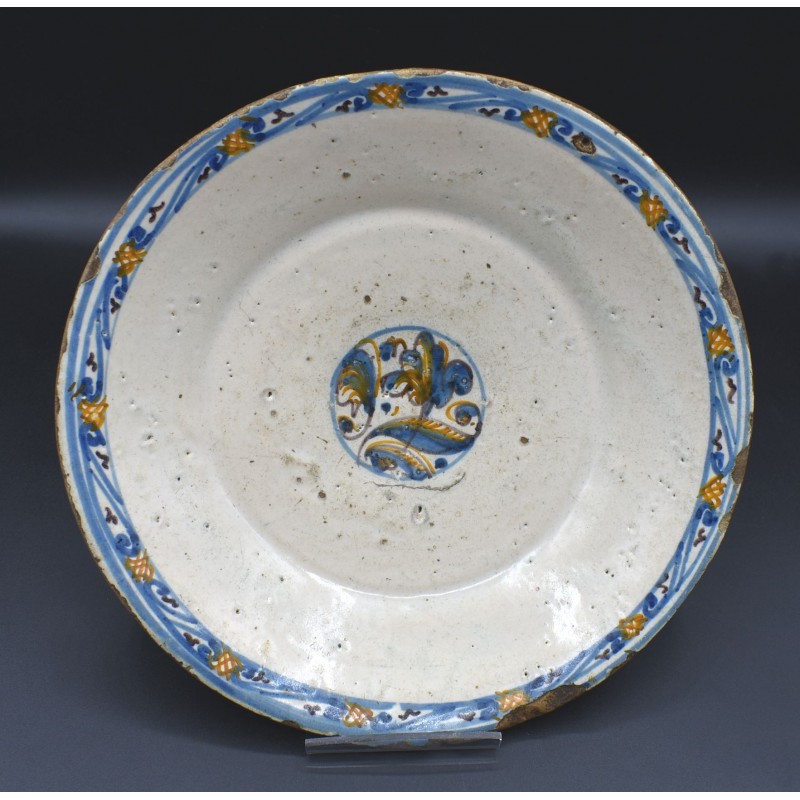 Plato serie Tricolor cerámica de Talavera siglo XVII