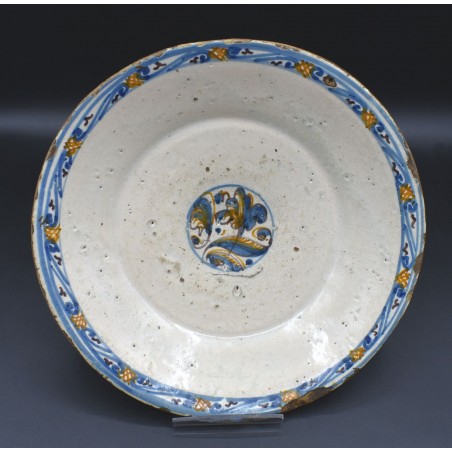 Plato serie Tricolor cerámica de Talavera siglo XVII